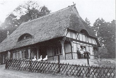 Das erste Gebäude der Ausbildungsstätte war das 1935 erbaute Schilfhaus